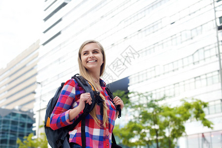 一个微笑着的女大学生带着袋图片