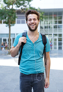 一个带着背包和耳机的微笑的图片