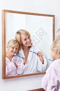 母女在浴室刷牙图片