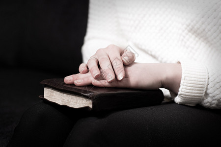 女人手握着她的圣经图片