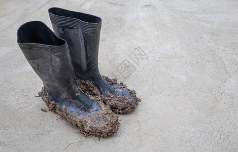 泥泞的橡胶靴子图片