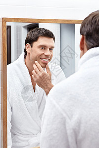 年轻人在浴室里照镜子的时图片