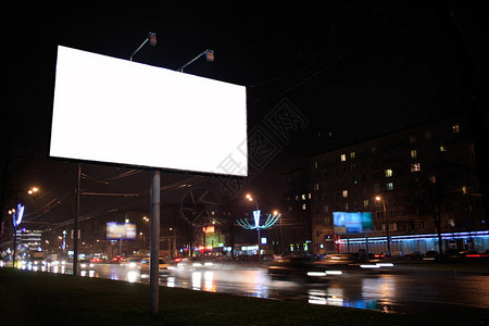 街道一侧有一个明亮的空白广告牌背景图片