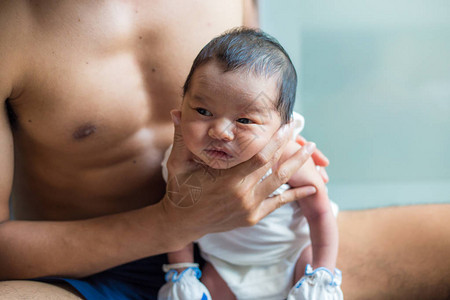 婴儿幼儿男孩在父亲图片