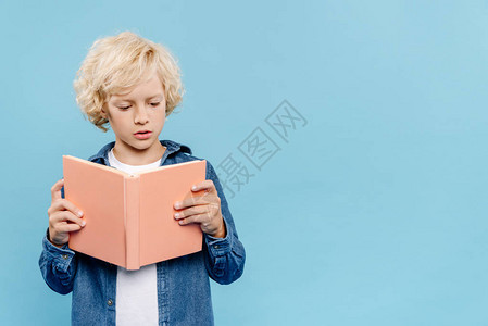 金发和可爱的小孩阅读图片