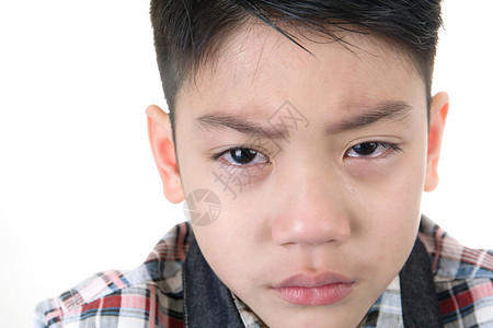 年幼可爱的男孩伤心哭泣图片