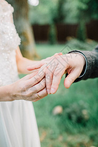 婚礼仪式或订婚概念婚戒交换结婚戒指图片