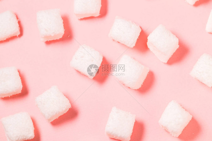粉红色背景上的白色棉花糖图片
