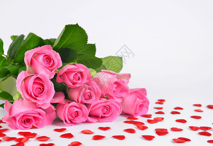 一束带心的粉红玫瑰情人节背景图片