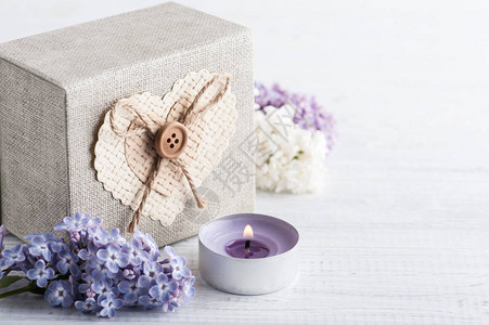 带灰色礼品盒的紫丽花束背景图片