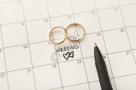 Word婚礼两颗心和日历上的金戒指爱邀请广告浪漫背景概图片