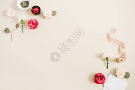 花边框由米色和红玫瑰和白色康乃馨制成图片