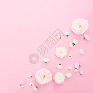 花框由粉红背景的玫瑰和白花制成背景图片