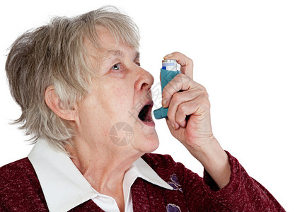 患有哮喘吸入器的高级妇女图片