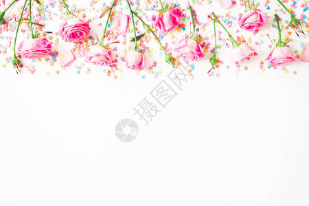 白色背景上有粉红色玫瑰和五彩纸屑的花卉图案图片