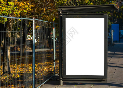城市环境中的空白公交车站广告牌背景图片