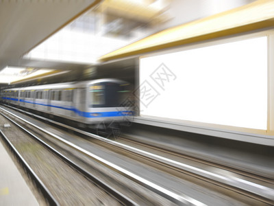 火车站空白广告牌和移动列车图片