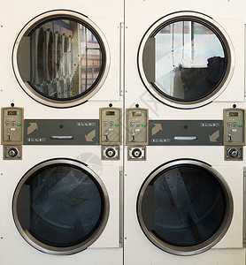 更近一排的洗衣机在公共图片