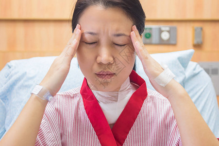 住院室有头痛的女病人图片