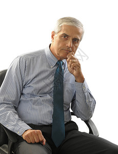 严肃的中年商人坐在他的办公椅上图片
