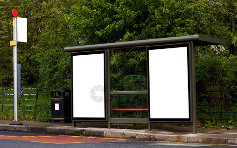 有空白板的公共汽车站背景图片