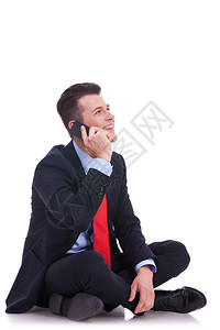 坐在着的年轻商人在电话里说话高清图片