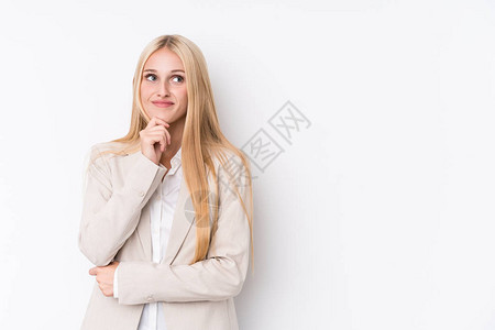 白背景的年轻商业金发女郎带着怀疑和怀疑的表情图片