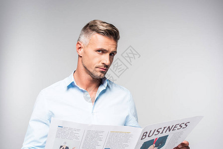 英俊的成年商人有商业报纸在看白色图片
