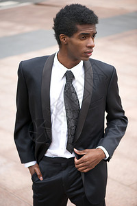 一位身穿黑色西装的非裔美国男时装模特的肖像图片