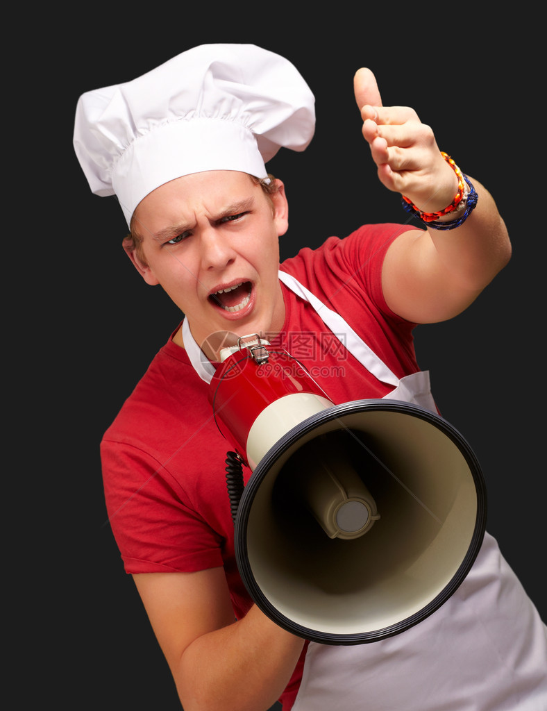 年轻厨师用扩音器喊叫在黑人背景图片