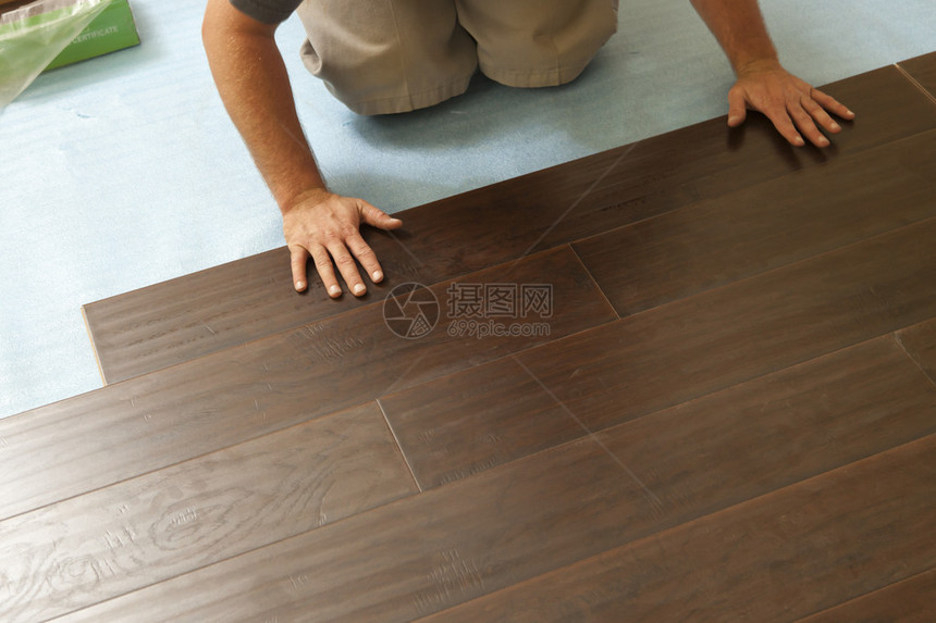 安装新压木地板摘要ManinstallingnewLatyleWoodFlooringBestim图片