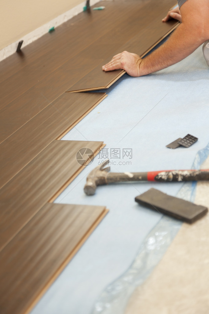 安装新压木地板摘要ManinstallingnewLatyleWoodFlooringBestim图片