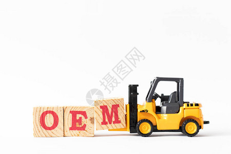 玩具叉车用白色背景的木材字母块M来填全OEM缩写原设备制图片