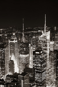 纽约市中城天际线夜里有摩天大图片