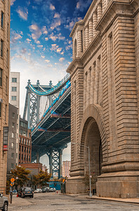 布鲁克林的曼哈顿大桥在建筑物之间图片