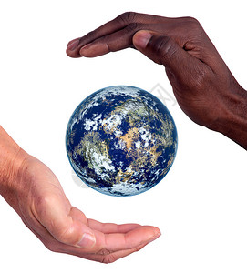 不同种族的手在地球上相聚孤立在图片