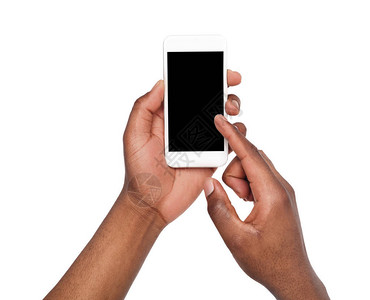 黑色男手触摸手机显示屏并用食指向空白屏幕白色隔离背景复背景图片