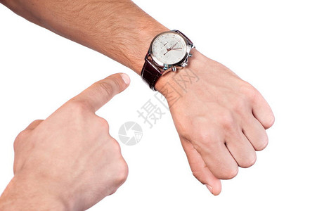 男士手表带皮革表带和白色表盘在手上图片