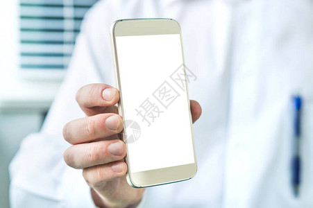 医生拿着空的白屏幕的智能手机医疗专业人员医生护士或牙医展示带复图片