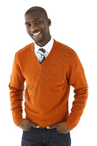 身穿白衬衫条纹领带和橙色球衣的摄影棚中微笑着的非图片