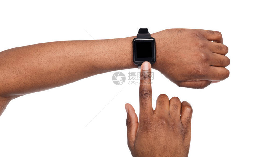 黑男手的智能手表白色背景剪切Smartwatch现代数字工具图片
