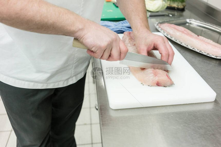 厨师用专业刀切鲤鱼片图片