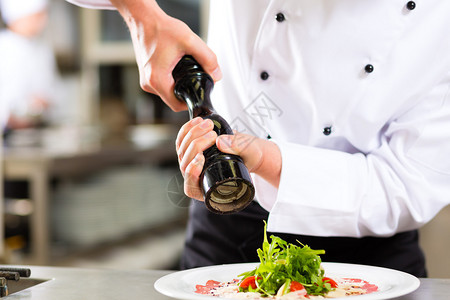 大厨在饭店或餐厅厨房做饭只有手才能看见图片