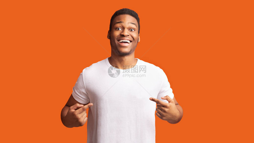 服装模板快乐的黑人男子指着白色T恤衫标志或图片