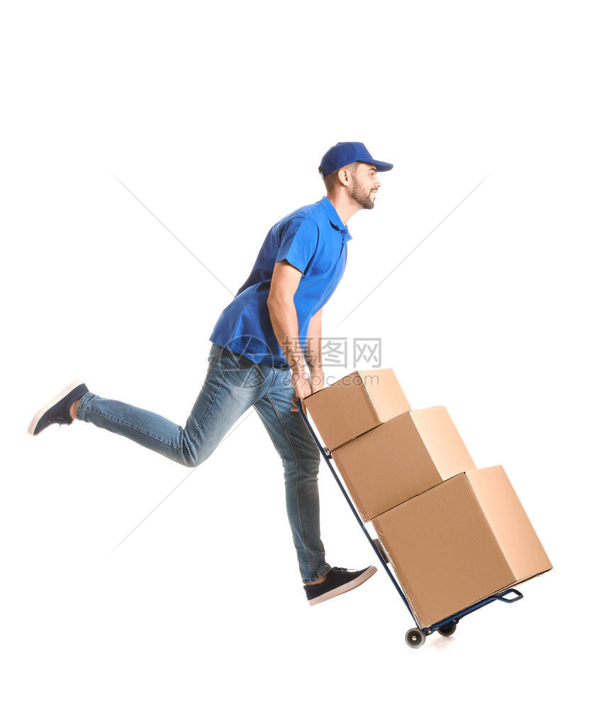 在白色背景上运行带箱子的送货员图片