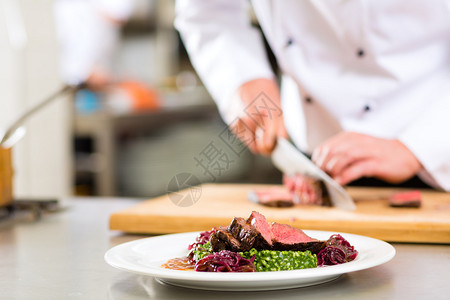 饭店主厨或餐厅厨房烹饪背景图片