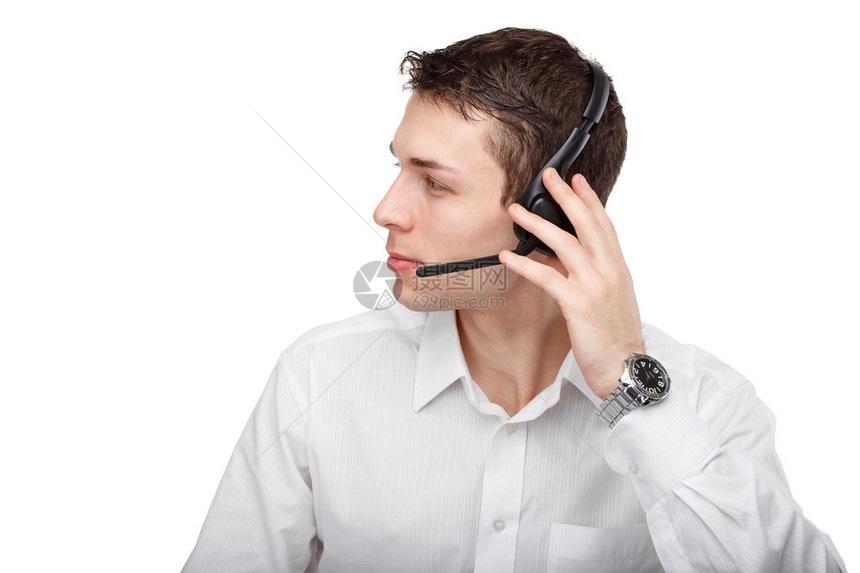 男客户服务代表或呼叫中心工作人员或操作员或支持人员与耳机交谈的特写肖像图片