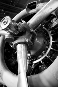 老式黑白的飞机发动机和螺旋桨图片