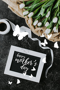 白色郁金香丝带和母亲节的顶部视图图片