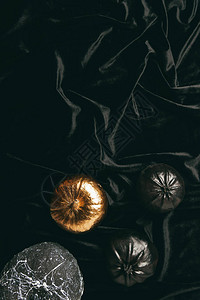 传统万圣节派对黑布上装饰黑色和金色图片